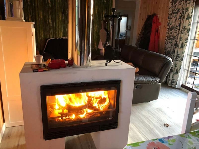 Sala amplia con chimenea