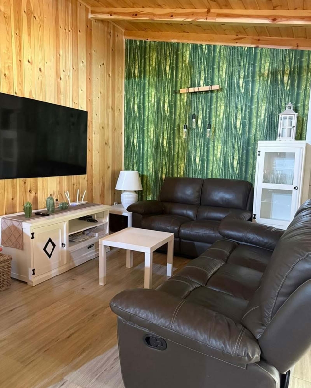 Sala amplia con mural 