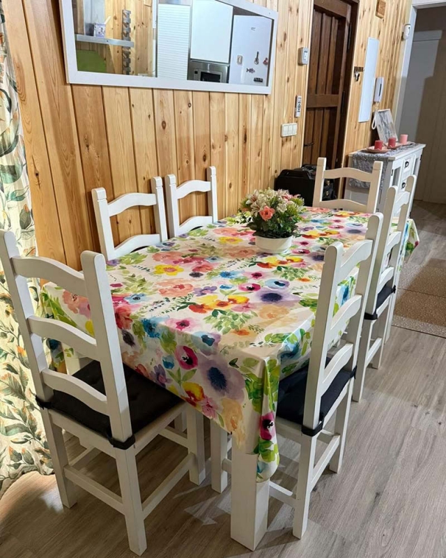 Sala de estar con mesa