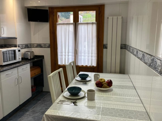 Cocina amplia con tele