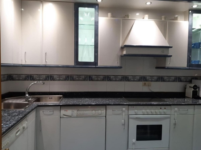 Cocina amplia y encimera