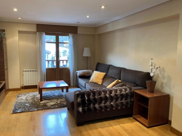 Sala amplia con sofa 