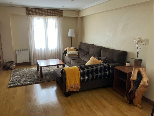 Sala amplia con sofa 