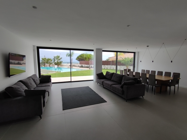 Sala amplia con sillones