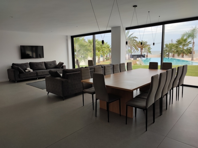 Sala amplia con sus vistas