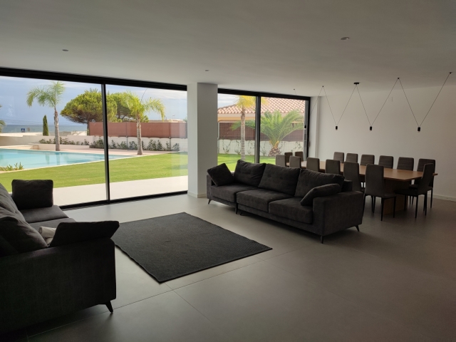 Sala amplia con vistas