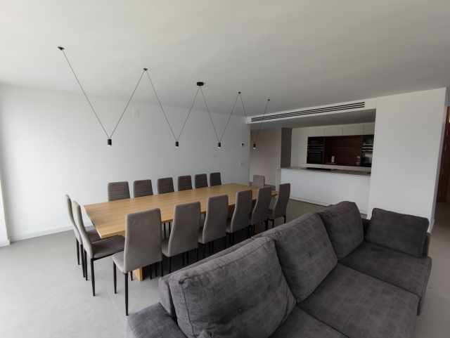 Sala amplia y cocina