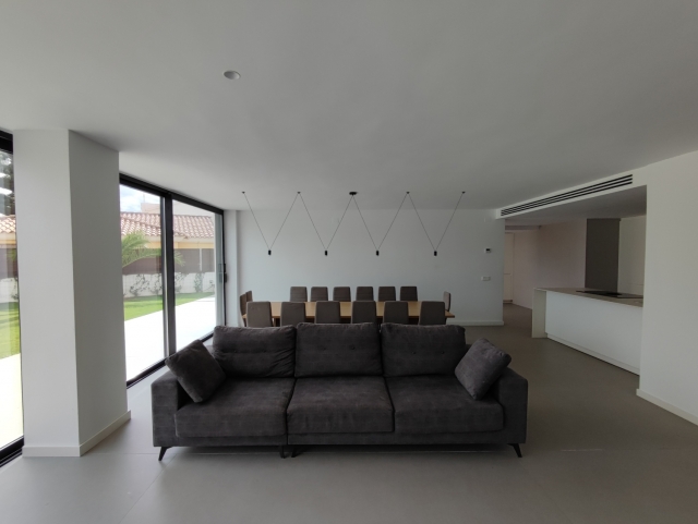 Sala de estar con mesa