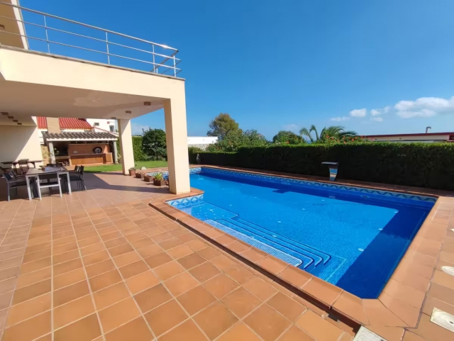 Amplia piscina de la casa