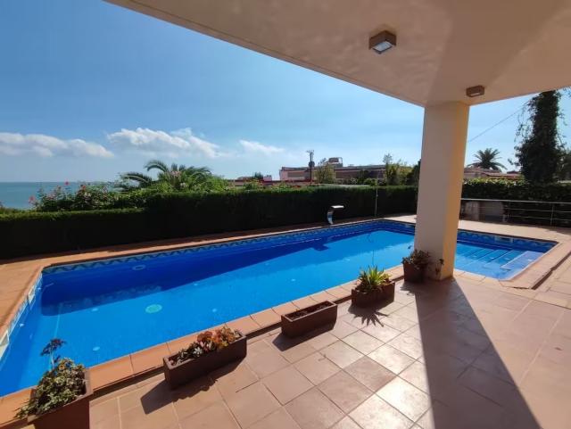 Amplia piscina y porche