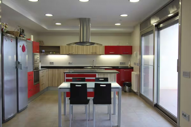 Cocina amplia con acceso
