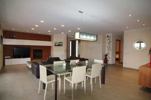 Sala amplia con mesa 