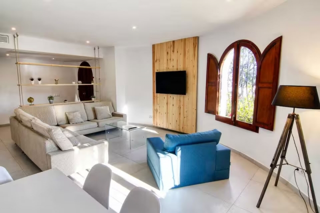 Sala amplia con mesa 