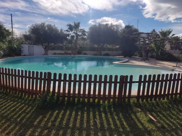 Vistas de la piscina vallada