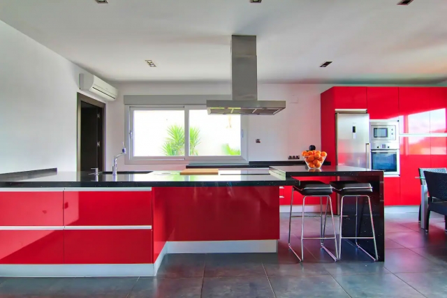 Cocina amplia en rojo 