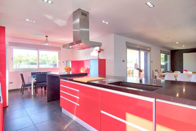 Cocina amplia en rojo