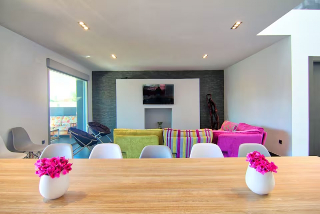 Sala amplia con sillones