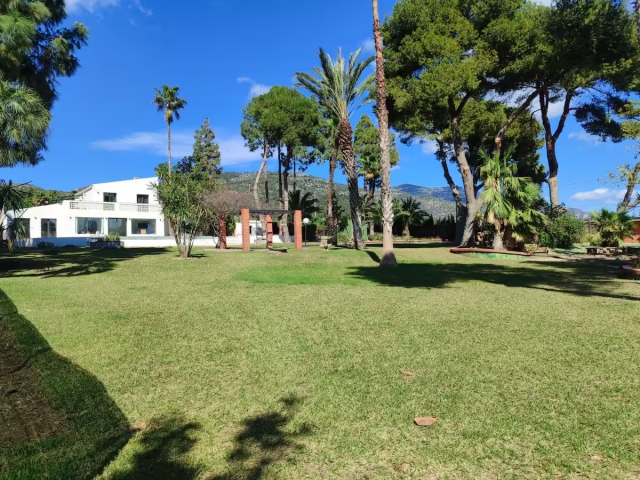 Amplios jardines y arboles 