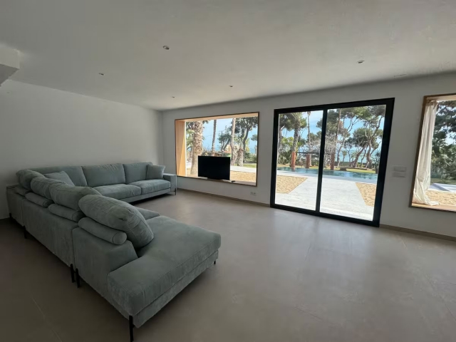 Sala amplia con salida 