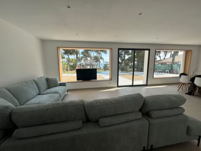 Sala amplia con sillones