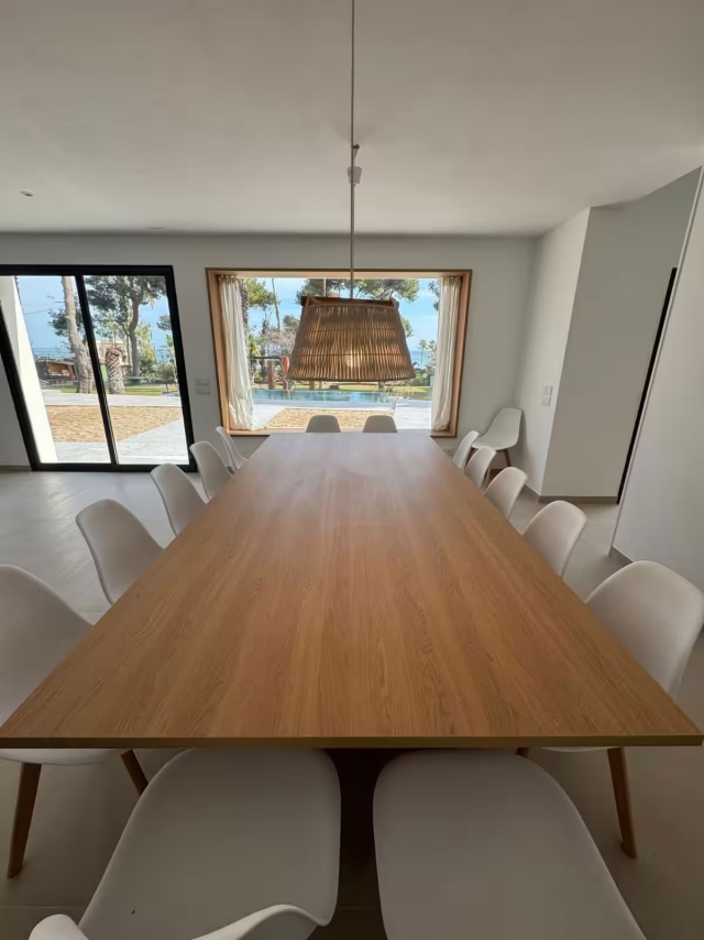 Sala de estar con mesa