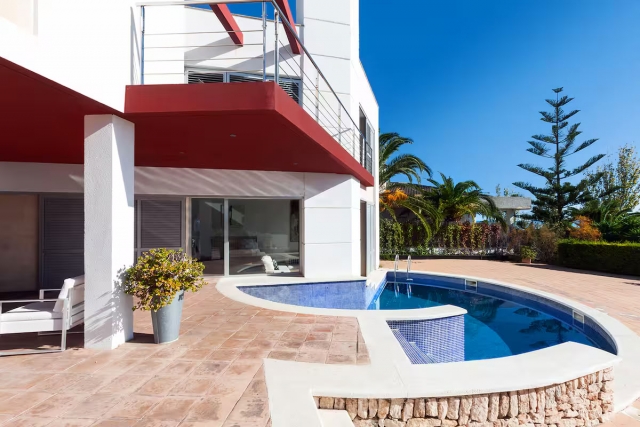 Amplio exterior con piscina