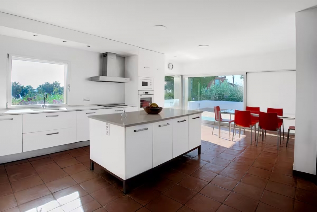 Cocina amplia blanca