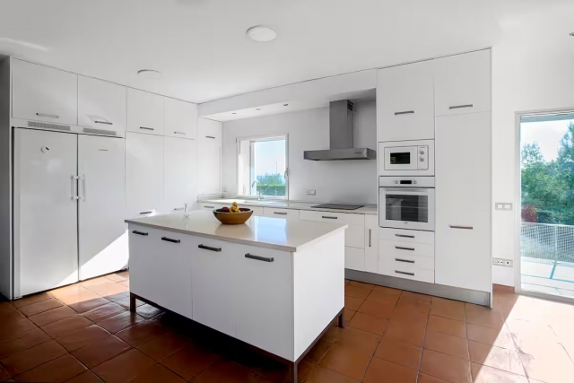 Cocina amplia con salida