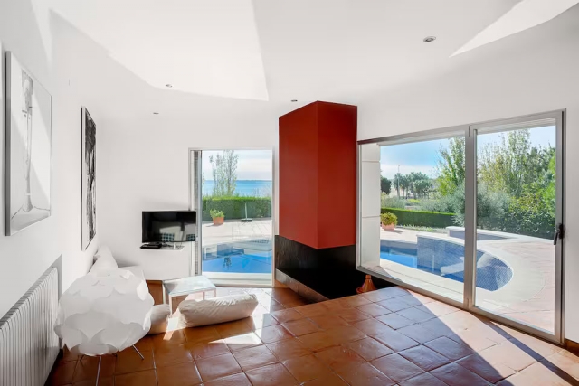 Sala amplia con chimenea