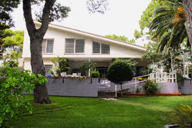 Amplio exterior y jardines