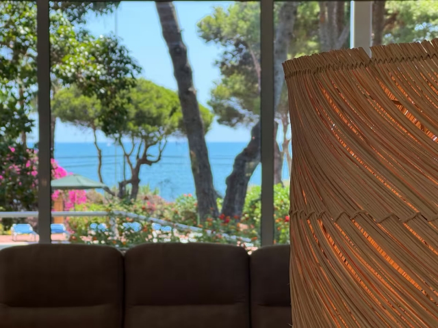 Sala amplia con vistas