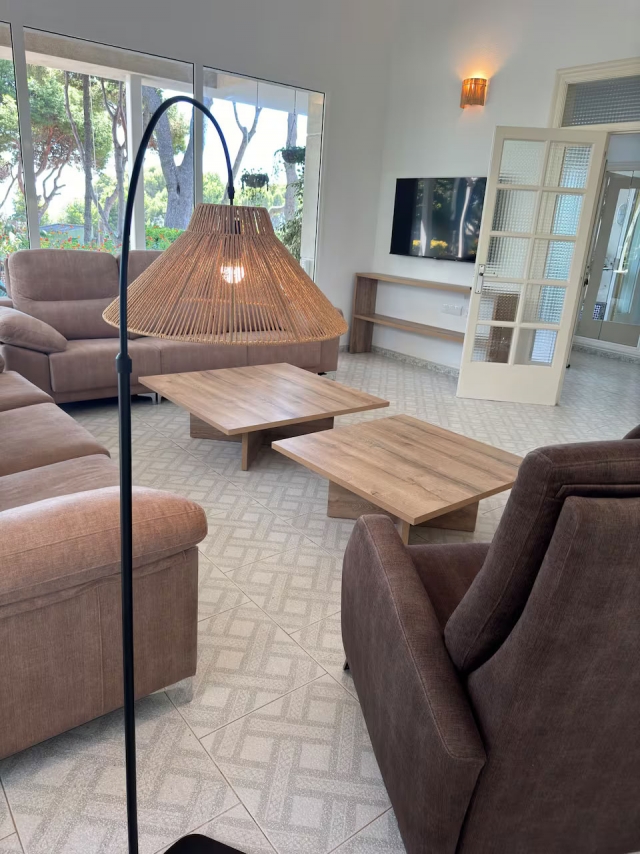 Sala amplia con detalles 