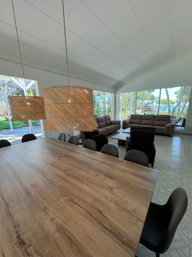 Sala amplia con mesa 