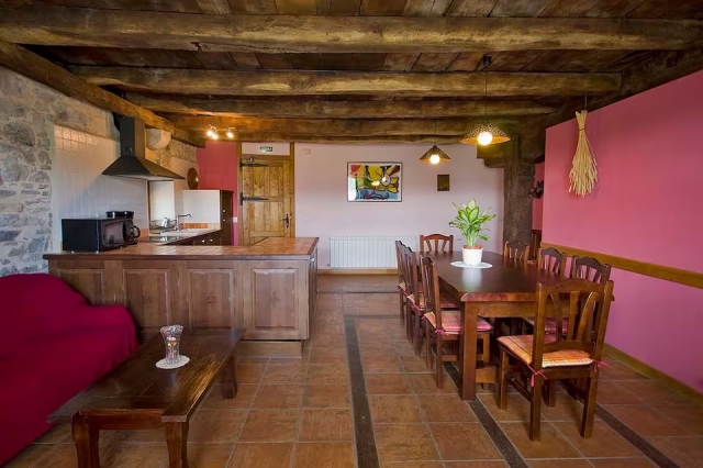 Sala amplia con mesa