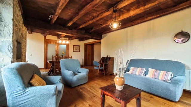 Sala amplia con sillones