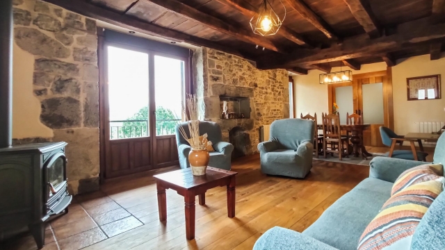 Sala amplia con chimenea