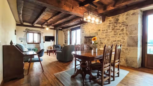 Sala amplia con mesa