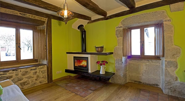 Sala amplia con chimenea