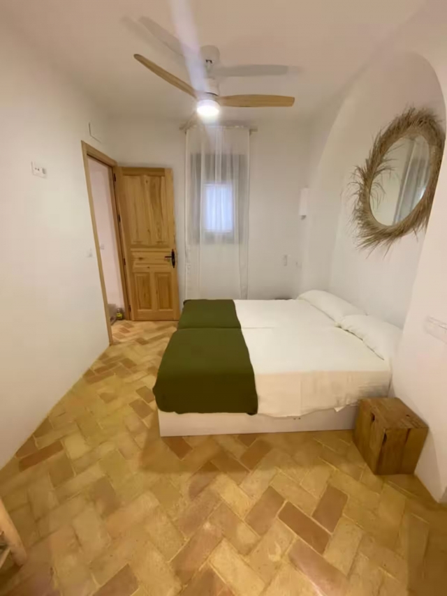 Dormitorio doble y espejo