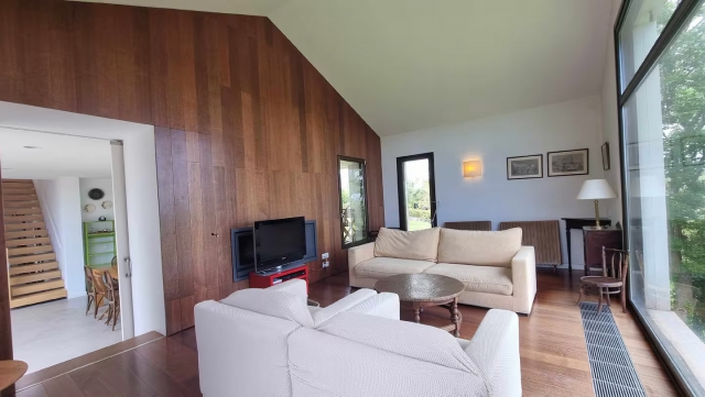 Sala amplia con vistas