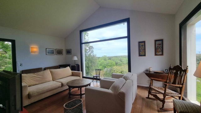 Sala amplia con  vistas 