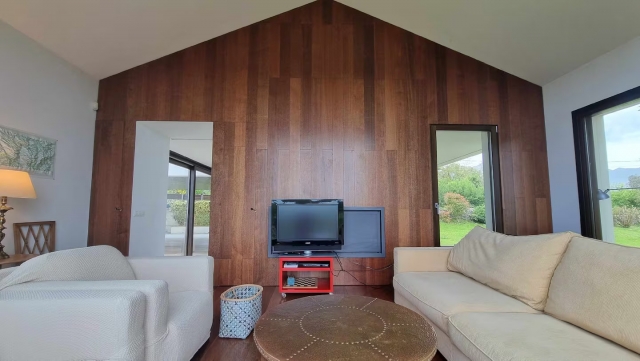 Sala amplia con tele 