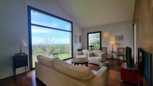 Sala amplia con ventanal