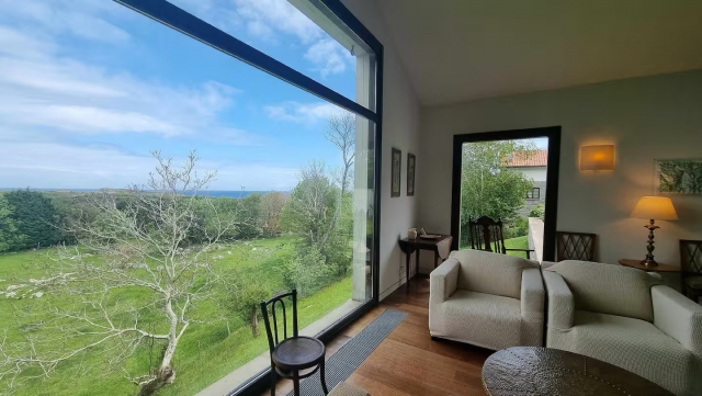 Sala amplia con vistas