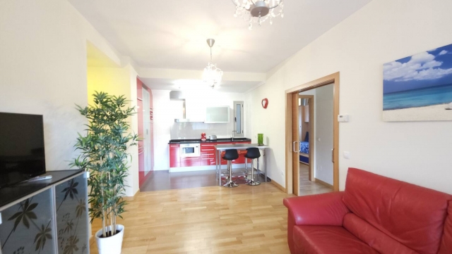 Cocina amplia junto a la sala