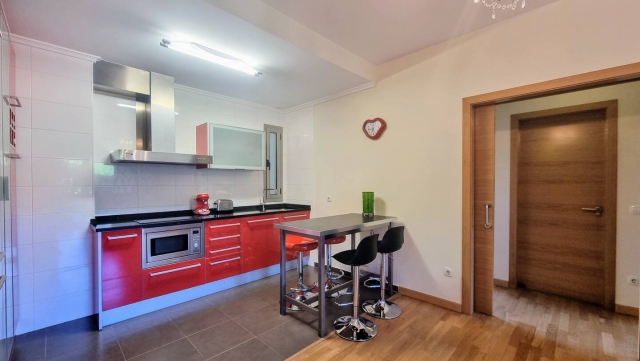 Cocina amplia y barra