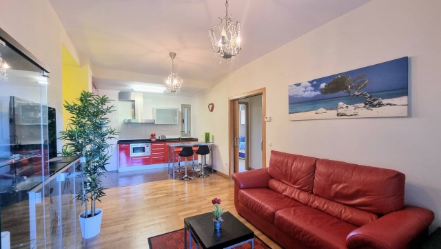 Sala amplia y cocina roja 