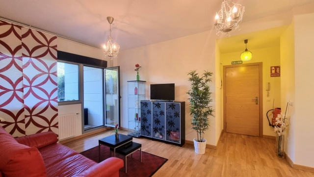 Sala amplia y salida 