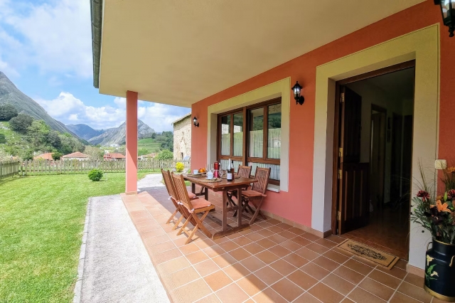 Amplio porche con mesa