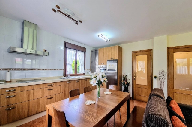 Cocina amplia con mesa 